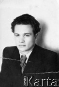 26.10.1955, Kniaż Pogost, Komi ASRR, ZSRR.
Leon Sławiński, Polak, więzień łagrów - zdjęcie portretowe. Na odwrocie dedykacja: 