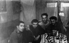 1956, Norylsk, Krasnojarski Kraj, ZSRR.
Więźniowie zwolnieni z łagrów w hotelu (za stołem z dużą ilością flaszek). Drugi od prawej: Czesław Jakimowicz. Pozostali nierozpoznani (Rosjanie). Zdjęcie z 1956 lub 1957 roku.
Fot. NN, zbiory Ośrodka KARTA, udostępnił Czesław Jakimowicz