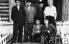 1956 lub 1957, Norylsk, Krasnojarski Kraj, ZSRR.
Więźniowie zwolnieni z łagrów przed hotelem. Pierwszy z prawej stoi Czesław Jakimowicz.
Fot. NN, zbiory Ośrodka KARTA, udostępnił Czesław Jakimowicz