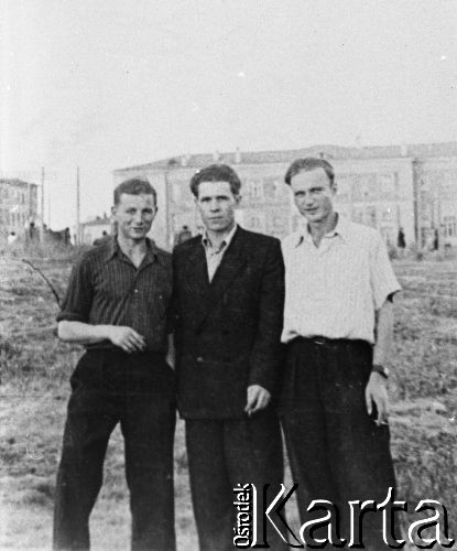 1956 lub 1957, Norylsk, Krasnojarski Kraj, ZSRR.
Więźniowie zwolnieni z łagrów. Czesław Jakimowicz (z prawej) w towarzystwie Rosjan.
Fot. NN, zbiory Ośrodka KARTA, udostępnił Czesław Jakimowicz