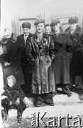 1.05.1956, Norylsk, Krasnojarski Kraj, ZSRR.
Czesław Jakimowicz (na pierwszym planie) w towarzystwie grupy osób.
Fot. NN, zbiory Ośrodka KARTA, udostępnił Czesław Jakimowicz