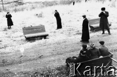 1956 lub 1957, Norylsk, Krasnojarski Kraj, ZSRR.
Grupa osób przed budynkiem robiąca zdjęcia, z prawej: Czesław Jakimowicz.
Fot. NN, zbiory Ośrodka KARTA, udostępnił Czesław Jakimowicz