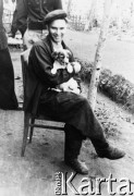 1957, Poćma, Mordwińska ASRR, ZSRR.
Wojciech Zakrzewski, siedzący na krześle ze szczeniakiem na kolanach.
Fot. NN, zbiory Ośrodka KARTA, udostępnił Wojciech Zakrzewski