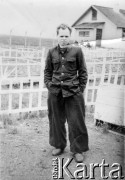 22.08.1956, Inta, Komi ASRR, ZSRR.
Portret mężczyzny na tle obozowego baraku. Podpis na odwrocie: 