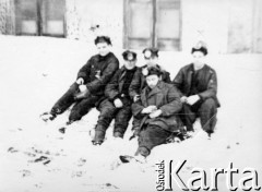 1955 lub 1956, Inta, Komi ASRR, ZSRR.
Więźniowie łagrów zatrudnieni w kopalni nr 9, pierwszy z prawej siedzi Władysław Janowicz (brat Teresy Sworobowicz).
Fot. NN, zbiory Ośrodka KARTA, udostępniła Teresa Sworobowicz.