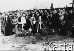 1955, Inta, Komi ASRR, ZSRR.
Polacy, byli więźniowie łagrów na przymusowej zsyłce. Pogrzeb, za prawym krzyżem po lewej: Teresa Kiżuk.
Fot. NN, zbiory Ośrodka KARTA, udostępniła Teresa Sworobowicz
