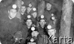 12.06.1955, Inta, Komi ASRR, ZSRR.
Kopalnia nr 9. Górnicy - byli więźniowie łagrów podczas pracy pod ziemią, z tyłu w środku między dwoma kolegami i stemplami stoi Zygmunt Sworobowicz. Podpis na odwrocie: 