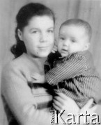 1957, Inta, Komi ASRR, ZSRR.
Teresa Sworobowicz z synem Wacławem - fotografia do paszportu.
Fot. NN, zbiory Ośrodka KARTA, udostępniła Teresa Sworobowicz.



