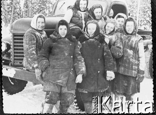 Brak daty, ZSRR.
Grupa kobiet w waciakach i chustkach przy ciężarówce.
Fot. NN, zbiory Ośrodka KARTA, udostępniła Wasylyna Salamon