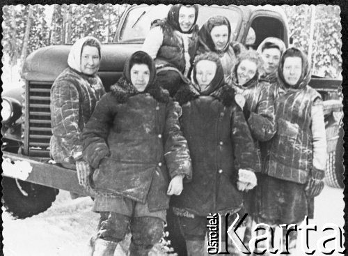 Brak daty, ZSRR.
Grupa kobiet w waciakach i chustkach przy ciężarówce.
Fot. NN, zbiory Ośrodka KARTA, udostępniła Wasylyna Salamon