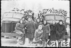 Brak daty, ZSRR.
Grupa osób w waciakach między dwiema ciężarówkami załadowanymi drewnem.
Fot. NN, zbiory Ośrodka KARTA, udostępniła Wasylyna Salamon