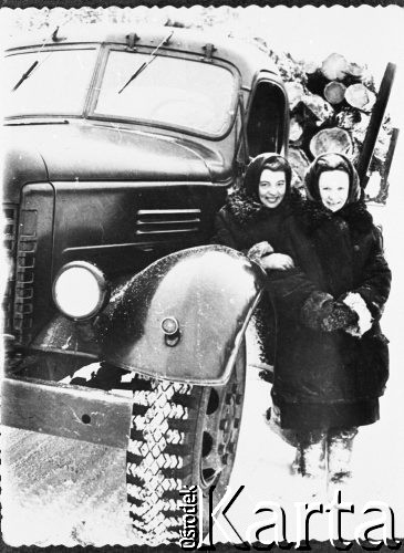 Brak daty, ZSRR.
Dwie kobiety przy ciężarówce załadowanej drewnem.
Fot. NN, zbiory Ośrodka KARTA, udostępniła Wasylyna Salamon