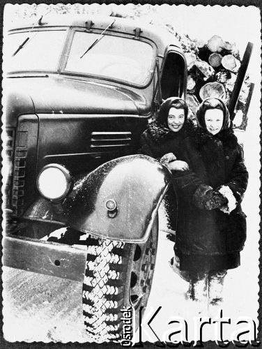 Brak daty, ZSRR.
Dwie kobiety przy ciężarówce załadowanej drewnem.
Fot. NN, zbiory Ośrodka KARTA, udostępniła Wasylyna Salamon