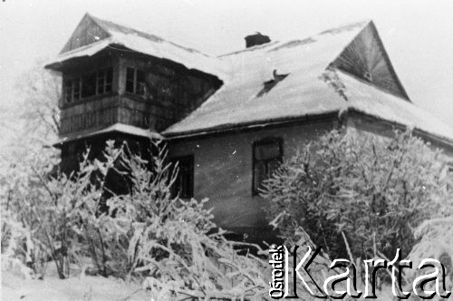 Brak daty, ZSRR.
Dom pokryty śniegiem.
Fot. NN, zbiory Ośrodka KARTA, udostępniła Wasylyna Salamon