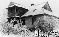 Brak daty, ZSRR.
Dom pokryty śniegiem.
Fot. NN, zbiory Ośrodka KARTA, udostępniła Wasylyna Salamon
