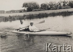 przed 1939, brak miejsca, Polska
Na spływie kajakowym.
Fot. NN, zbiory Ośrodka KARTA, kolekcę Tadeusza Ignatowicza udostępniła Maria Różańska.

