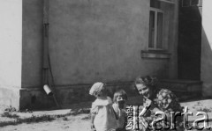 przed 1939, Ostróg nad Horyniem, Wołyń, Polska
Kobieta z dziećmi przed domem.
Fot. NN, zbiory Ośrodka KARTA, kolekcę Tadeusza Ignatowicza udostępniła Maria Różańska.


