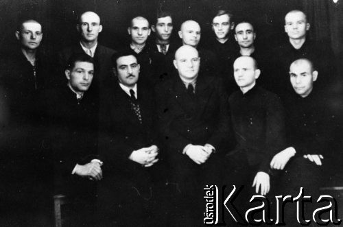 Ok. 1954, Norylsk, Krasnojarski Kraj, ZSRR.
Pracownicy san-czasti w obozie karnym. Od lewej u góry: NN (Ukrainiec), NN (Ukrainiec, gospodarz szpitala obozowego), NN (Ukrainiec, sanitariusz), NN, Oro (Estończyk, aptekarz), Jerzy Picheta, Kabłak (Ukrainiec, felczer), NN (Ukrainiec, felczer); od lewej u dołu: NN (Rosjanin, przyuczony felczer), Jurij Stiepanowicz (nazwisko nieznane, Gruzin, lekarz-internista), Karl Karłowicz Denzel (Niemiec z Nadwołża, chirurg, rentgenolog), Palczonek, NN.
Fot. NN, zbiory Ośrodka KARTA, udostępnił Jerzy Picheta
