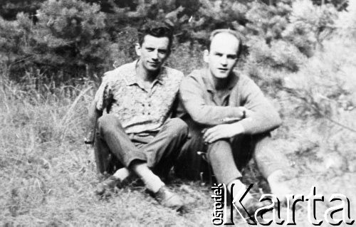 1956, Otwock, woj. warszawskie, Polska
Dwóch mężczyzn siedzących na trawie. Od lewej: Tadeusz Bukowy, Henryk Urbanowicz, obaj po powrocie z kilkunastoletniego uwięzienia w łagrach ZSRR. Zdjęcie z 1956 lub 1957 roku.
Fot. NN, zbiory Ośrodka KARTA, udostępnił Tadeusz Bukowy