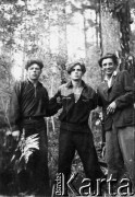 1954, Kuziejewo, Krasnojarski Kraj, ZSRR. 
Tadeusz Bukowy (pierwszy z prawej) z kolegami z zesłania – Saszą (z lewej) i Wanią.
Fot. NN, zbiory Ośrodka KARTA, udostępnił Tadeusz Bukowy