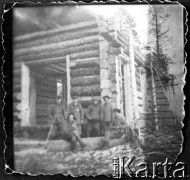 Koniec 1955, Kuziejewo, Krasnojarski Kraj, ZSRR. 
Tadeusz Bukowy (drugi z prawej w uszance) z kolegami z brygady na swojej ostatniej budowie podczas zesłania. 
Fot. NN, zbiory Ośrodka KARTA, udostępnił Tadeusz Bukowy