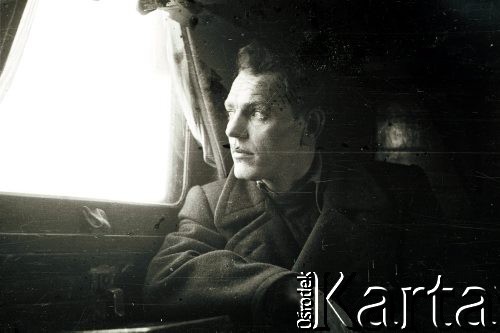 Grudzień 1955, brak miejsca.
Edward Muszyński, żołnierz AK, były więzień łagrów Workuty, w czasie powrotu do kraju.
Fot. NN, zbiory Ośrodka KARTA, udostępnił Michał Tatarzycki.
