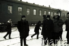 Grudzień 1955, Lwów, ZSRR.
Polacy, byli więźniowie łagrów w czasie powrotu do kraju; stoją od lewej: Edward Dzimiszkiewicz (bądź Dziemieszkiewicz, ps. 