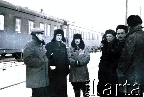 Grudzień 1955, Lwów, ZSRR.
Polacy, byli więźniowie łagrów, wracający z zesłania. Stoją od lewej: Franciszek Król (ps. 