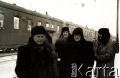 Grudzień 1955, Lwów, ZSRR.
Polacy powracający z Workuty do kraju, na stacji kolejowej obok pociągu stoją od lewej: Edward Dzimiszkiewicz (bądź Dziemieszkiewicz ps. 