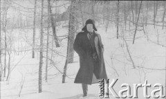 1953, Norylsk, Krasnojarski Kraj, ZSRR
Wacław Olasikowicz w tundrze - w płaszczu i czapce-uszance między drzewami. 
Fot. NN, zbiory Ośrodka KARTA, przekazał Wacław Olasikowicz