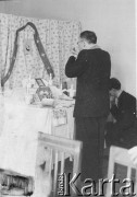 1953, Norylsk, Krasnojarski Kraj, ZSRR
Msza święta odprawiana w ukryciu (mieszkanie prywatne lub łagier) przez księdza grekokatolickiego.  
Fot. NN, zbiory Ośrodka KARTA, przekazał Wacław Olasikowicz