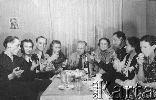 1953, Norylsk, Krasnojarski Kraj, ZSRR
Grupa ludzi za stołem. U szczytu stołu siedzi Wacław Olasikowicz
Fot. NN, zbiory Ośrodka KARTA, przekazał Wacław Olasikowicz