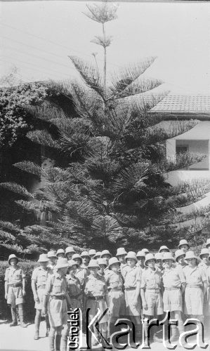 Lata 40-te, m.n.
Grupa mężczyzn w mundurach tropikalnych przy dużym drzewie.  
Fot. NN, zbiory Ośrodka KARTA, przekazała Anna Wojciechowska