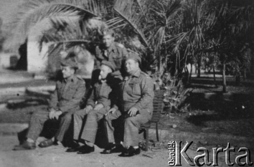 1942-1943, Bliski Wschód
Czterej żołnierze Armii Andersa na tle palmy.
Fot. NN, zbiory Ośrodka KARTA, udostępniła Anna Wojciechowska.