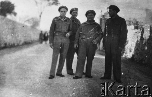 1942-1943, Bliski Wschód
Czterej żołnierze Armii Andersa stoją na drodze.
Fot. NN, zbiory Ośrodka KARTA, udostępniła Anna Wojciechowska.