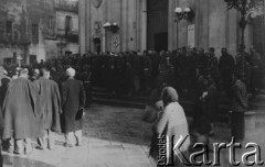 1945, Bolonia, Włochy
Zołnierze z Batalionu Saperów Kolejowych przed kościołem.
Fot. NN, zbiory Ośrodka KARTA, udostępniła Regina Stawryłło.