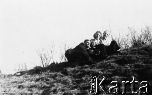 1955, Wilno, Belmont, Litwa.
Polacy w oczekiwaniu na wyjazd do kraju. Od lewej: Jerzy Picheta, Helena Witman, Antoni Marczyk.
Fot. NN, zbiory Ośrodka KARTA, udostępnił Piotr Karpowicz