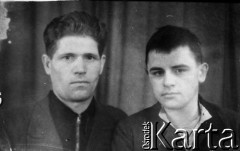 Lata 40-te, Norylsk, Krasnojarski Kraj, ZSRR.
Portret dwóch mężczyzn. Od lewej: Mikołaj Szydłowski, Piotr Karpowicz; zdjęcie z 1946 lub 1947 roku.
Fot. NN, zbiory Ośrodka KARTA, udostępnił Piotr Karpowicz