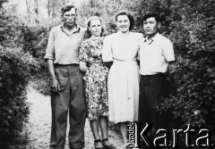 1956, Dżezkazgan, Karagandyjska obł., Kazachska SRR, ZSRR.
Po zwolnieniu z łagru; od lewej: NN (Kazach), dwie Polki NN, mężczyzna NN.
Fot. NN, zbiory Ośrodka KARTA, udostępnił  Romuald Kononowicz