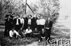 1954, Rudnik-Dżezkazgan, Karagandyjska obł., Kazachska SRR, ZSRR.
Więźniowie łagru. Czwarty od lewej stoi: Romuald Kononowicz, szósty: Stanisław Lelewicz; pozostałe osoby nierozpoznane. Zdjęcie wykonane prawdopodobnie w 1954 lub 1955 roku.
Fot. NN, zbiory Ośrodka KARTA, udostępnił Romuald Kononowicz