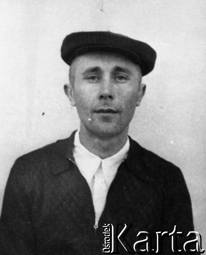 20.09.1954, Norylsk, Krasnojarski Kraj, ZSRR.
Jan Sajdak, więzień łagru - zdjęcie portretowe. Dedykacja na odwrocie w języku rosyjskim: 
