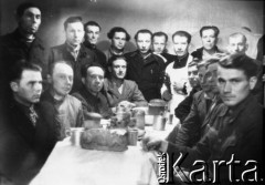 1956, Karaganda, Karagandyjska obł., Kazachstan, ZSRR.
Więźniowie łagru. Drugi od prawej stoi: Stanisław Kowalewski; zdjęcie wykonane w Wielkanoc 1956 roku.
Fot. NN, zbiory Ośrodka KARTA, udostępnił Stanisław Kowalewski