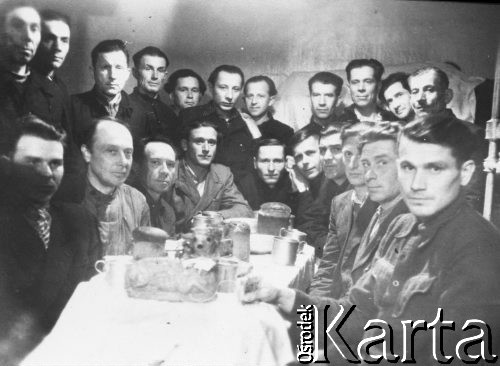 1956, Karaganda, Karagandyjska obł., Kazachstan, ZSRR.
Więźniowie łagru. Grupa mężczyzn przy stole. Drugi od prawej stoi: Stanisław Kowalewski, pozostałe osoby NN; zdjęcie wykonane w Wielkanoc 1956 roku.
Fot. NN, zbiory Ośrodka KARTA, udostępnił Stanisław Kowalewski