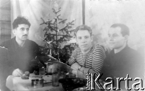 Grudzień 1954, Dżezkazgan, Karagandyjska obł., Kazachska SRR, ZSRR.
Byli więźniowie łagrów. Od lewej: NN, Stanisław Niedźwiecki, Eugeniusz Dorożko.
Fot. NN, zbiory Ośrodka KARTA, udostępnił Stanisław Niedźwiecki.
