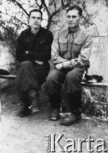 Brak daty, Kazachska SRR, ZSRR.
Dwóch mężczyzn siedzących na murku pod drzewem.
Fot. NN, zbiory Ośrodka KARTA, udostępnił Józef Czebotar