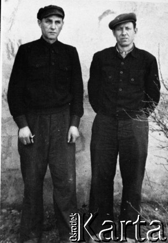 1955, Rudnik-Dżezkazgan, Karagandyjska obł., Kazachska SRR, ZSRR.
Portret stojący dwóch mężczyzn. Od lewej: Józef Czebotar, Bronisław Radziwiłłowicz; zdjęcie z 1955-56 roku.
Fot. NN, zbiory Ośrodka KARTA, udostępnił Józef Czebotar