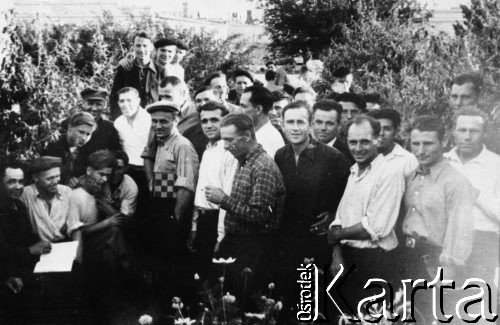 1954, Dżezkazgan, Karagandyjska obł., Kazachska SRR, ZSRR.
Ksiądz Wilmański (pierwszy od lewej), Hubert Bartoszewicz (czwarty od lewej), Zygmunt Olechnowicz; zdjęcie z 1954-55 roku.
Fot. NN, zbiory Ośrodka KARTA, udostępnił Józef Czebotar