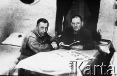 Lata 50-te, Kingir, Karagandyjska obł., Kazachska SRR, ZSRR.
Dwóch mężczyzn w pokoju za stołem. Podpis na odwrocie: 