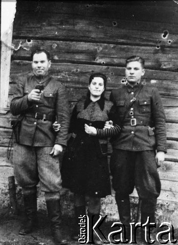 Lata 40-te, brak miejsca, ZSRR.
Od lewej: Kazimierz Impierowicz 