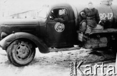 1955, Kingir, Karagandyjska obł., Kazachska SRR, ZSRR.
Więźniarki łagru; Dwie kobiety w waciakach w ciężarówce (jedna w szoferce, druga siedzi z tyłu). Zdjęcie wykonane prawdopodobnie w Kingirze w 1955 roku.
Fot. NN, zbiory Ośrodka KARTA, udostępniła Tekla Komar